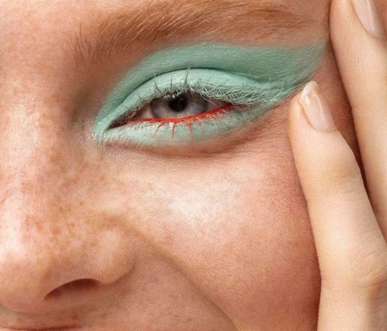 ZERO plastic free wipes girl with green eyeshadow